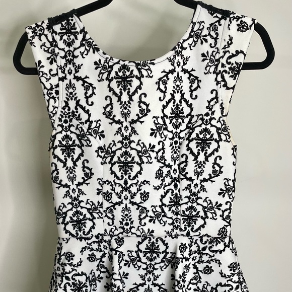 Peplum dress black and white - Picture 1 of 3